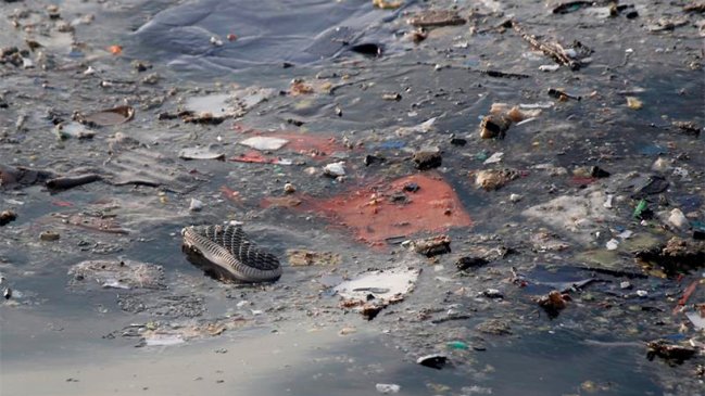 Sin rastro de vida de los 188 ocupantes del avión estrellado en Indonesia