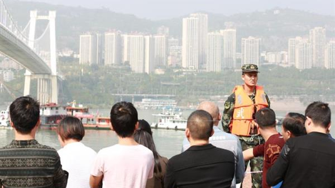 China: A 71 metros de profundidad fue encontrado el autobús hundido con 15 pasajeros