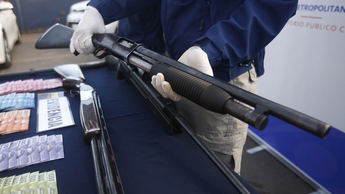 Carabineros son investigados por venta de armas a delincuentes en Talagante