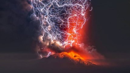  Fotógrafo chileno recibió premio internacional por imagen del volcán Calbuco 