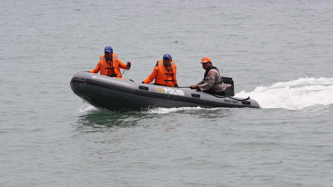 Indonesia rastrea la posible localización de la cabina del avión accidentado
