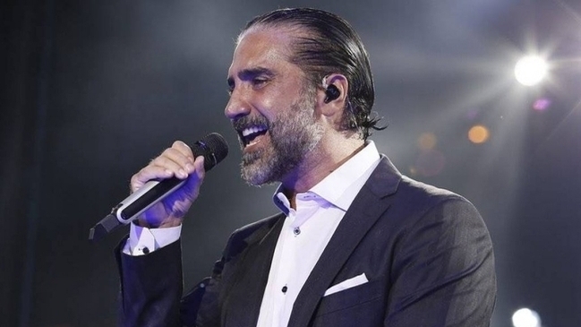 Captan a Alejandro Fernández en polémica actitud con su nariz durante concierto