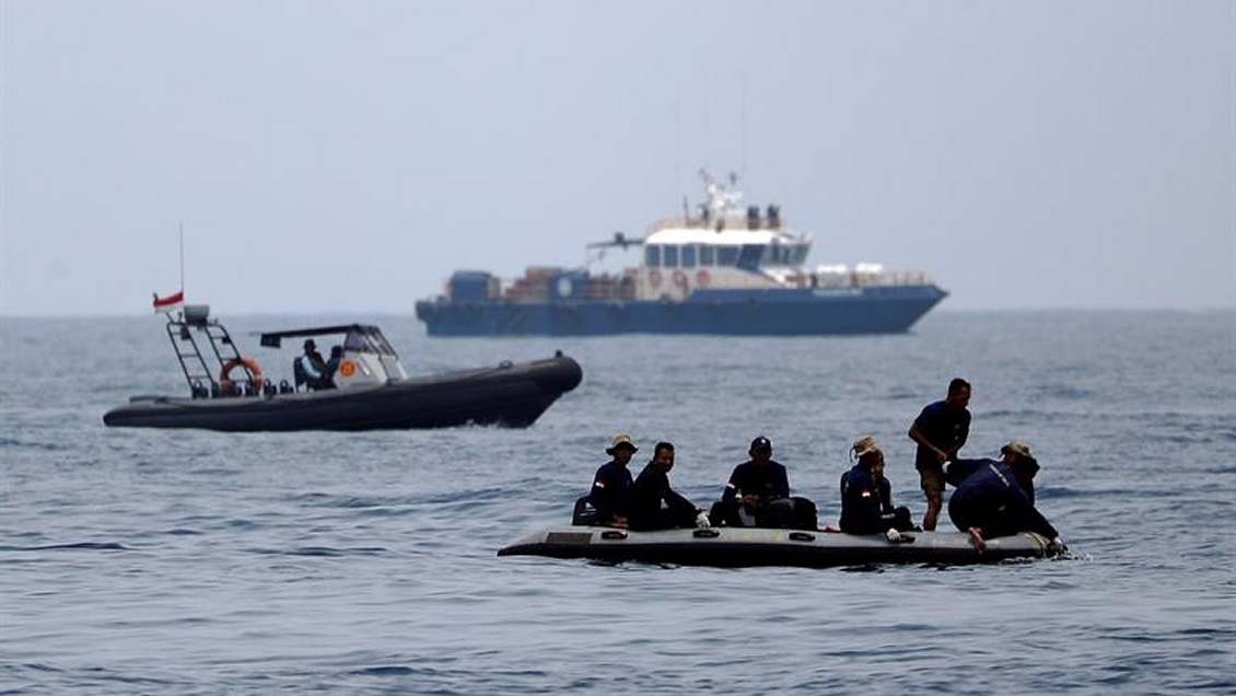 Encuentran una de las cajas negras de avión que cayó al mar en Indonesia