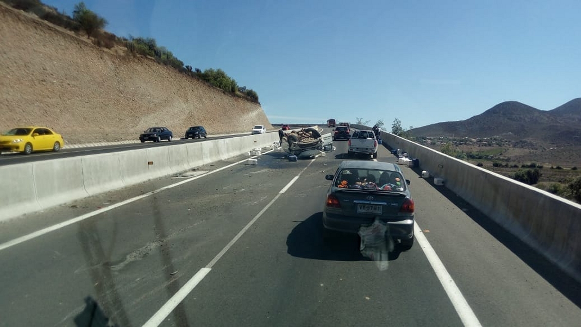 Camioneta que trasladaba ácido sulfúrico volcó en ruta que une La Serena y Ovalle