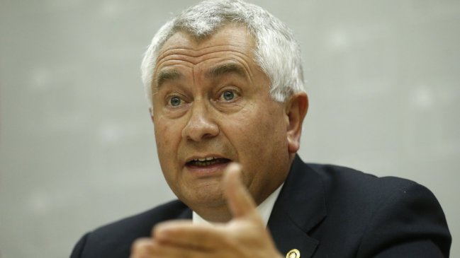 Enrique Paris pide, junto a isapres, 