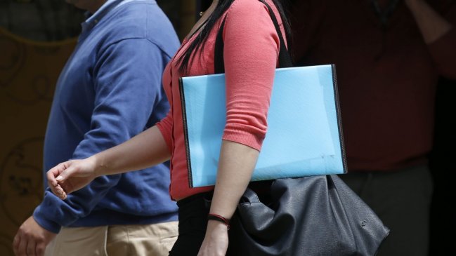 Los chilenos aún asocian a las mujeres con sus roles tradicionales