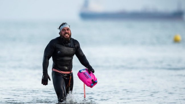  Hombre rodeó Gran Bretaña a nado por primera vez en la historia  