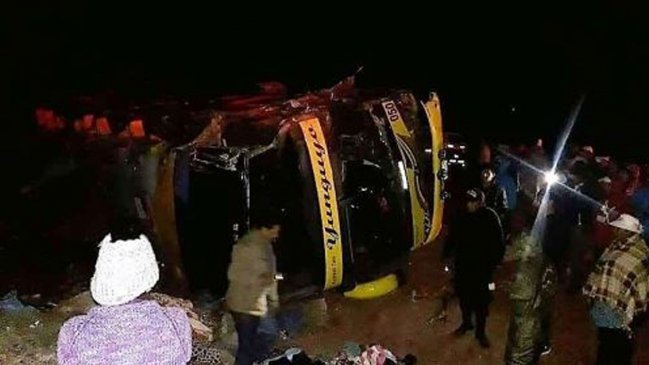 Perú: Al menos 18 muertos tras choque frontal entre autobús y camioneta