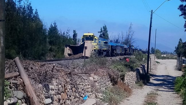Tren de carga minera protagoniza choque con camión en Freirina