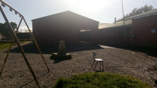 Apoderados de colegio de Curiñanco exigen que ex inspectora desaloje vivienda contigua