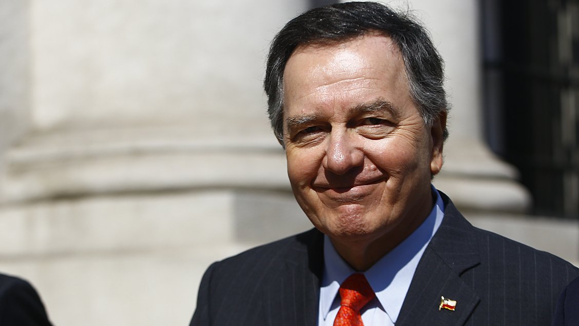 Avión que trasladaba a canciller Ampuero debió aterrizar de emergencia