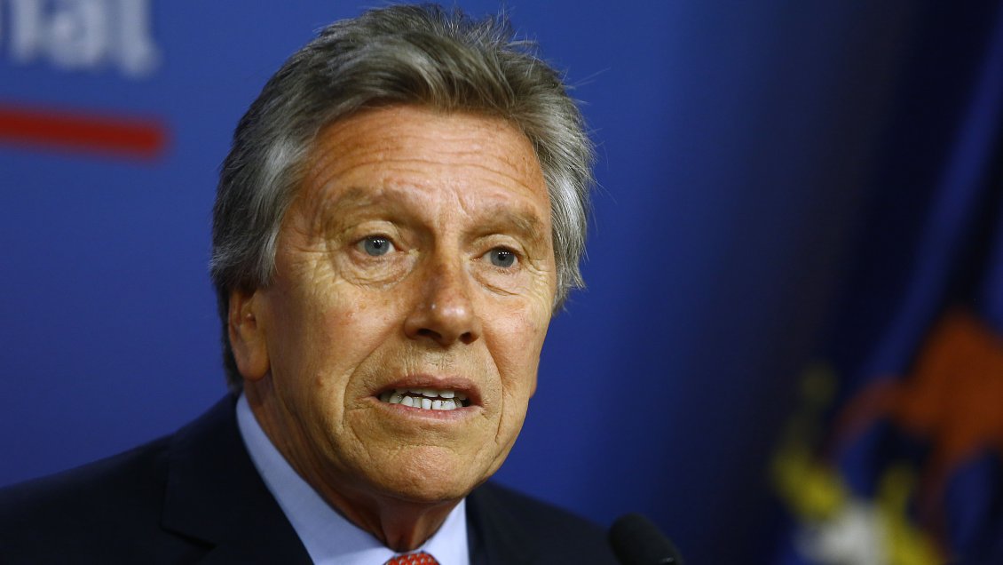 Ministro Espina rechazó cambiar nombre de aeropuerto: No hay razón ni justificación