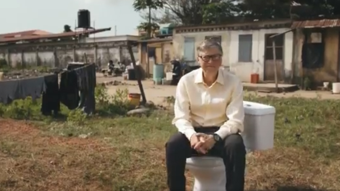Bill Gates presentó en Pekín un novedoso inodoro que funciona sin agua
