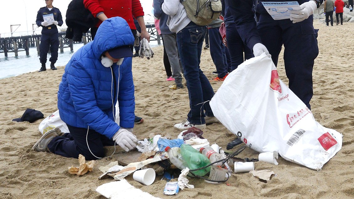 Atención: Botar basura en playas, ríos y parques te puede costar 192 mil pesos
