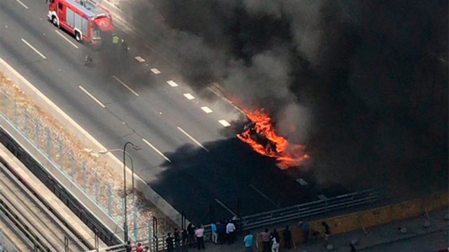 Emergencia en la Autopista Central por vehículo que se incendió