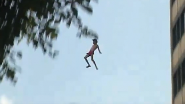 Charly García reveló los motivos de su histórico chapuzón desde un noveno piso