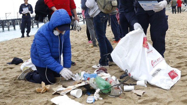 Atención: Botar basura en playas, ríos y parques te puede costar 192 mil pesos
