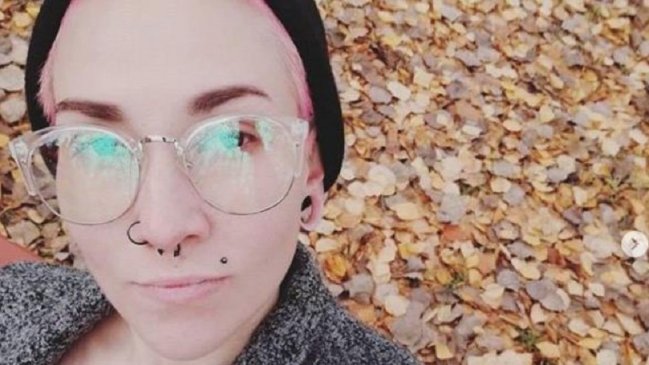 Acuchilló a su ex marido y se tomó una selfie con su cuerpo ensangrentado