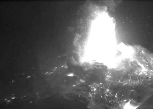 Volcán Chillán registró nuevo evento con expulsión de material incandescente durante la noche