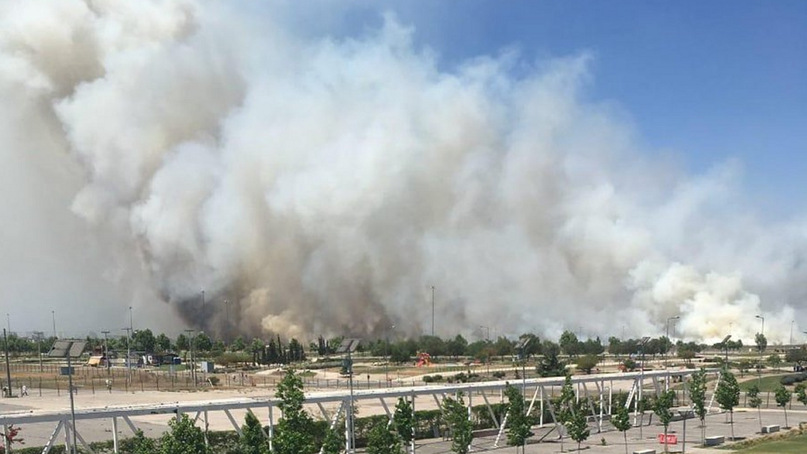 Gigantesco incendio afectó al Parque Bicentenario en Cerrillos