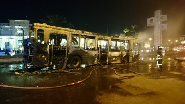 Bus del Transantiago fue quemado frente a la Usach