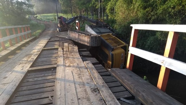 Puente rural colapsó tras paso de maquinaria con excesivo tonelaje en Purranque