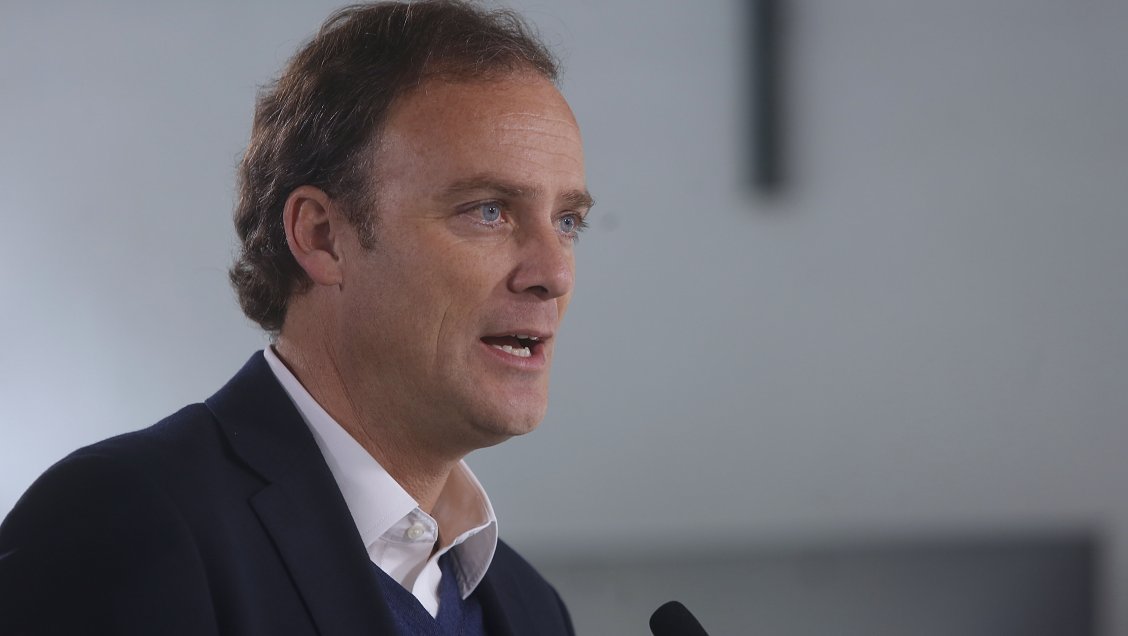 Ward por multas por ensuciar playas y ríos: Hay que hacer un cambio cultural