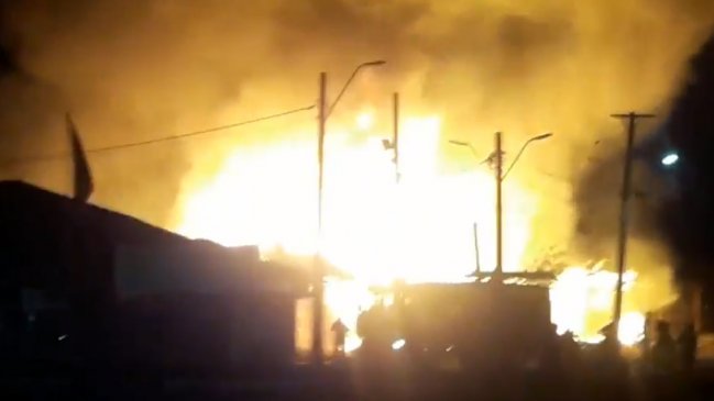 Incendio consume locales a un costado de conocido restaurante en Pelequén