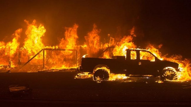 Aumentan a 30.000 los evacuados por devastador incendio en el norte de California