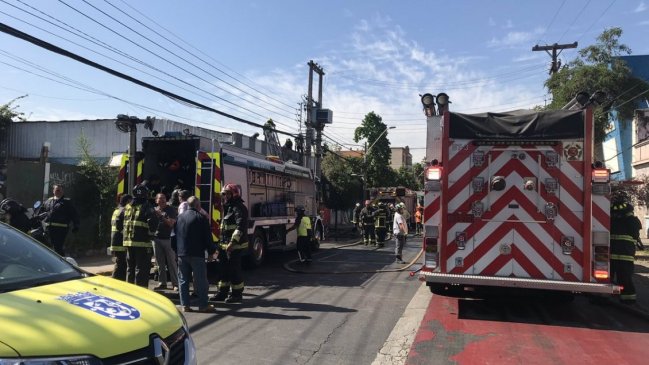 Incendio que afectó a galpón causó gran atochamiento en centro de Santiago