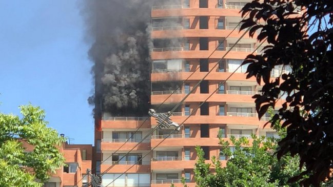 Incendio de gran magnitud afecta a edificio de Vitacura
