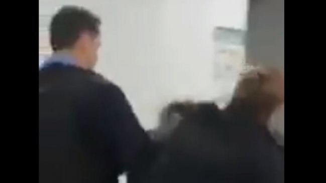 Captan la violenta detención de mujer con VIH que mordió a doctora