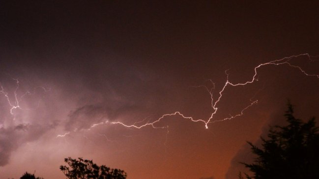 Rayo cayó a un metro de bus que viajaba desde Temuco a Concepción