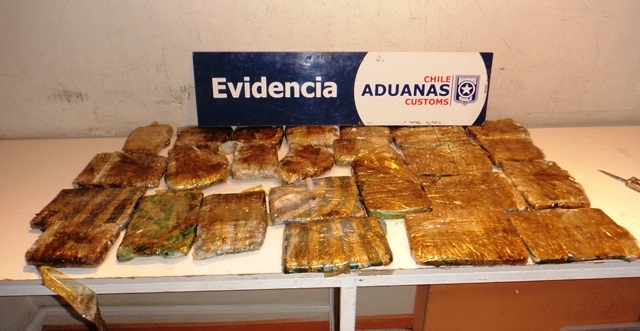 En prisión preventiva quedaron dos hombres que portaban droga en una tabla de surf por el paso de Colchane