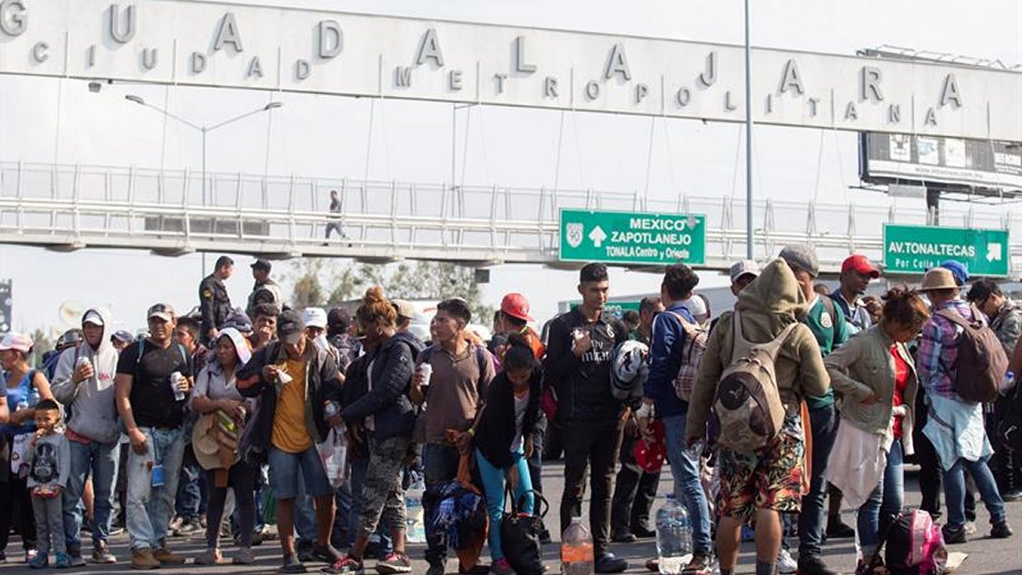 Caravana de migrantes retoma su marcha hacia Estados Unidos de forma dispersa