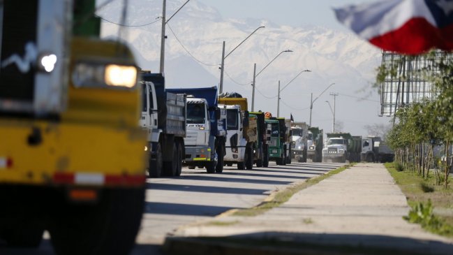 Camioneros entregan ultimátum a gobierno por alzas del petróleo