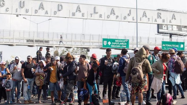 Caravana de migrantes retoma su marcha hacia Estados Unidos de forma dispersa