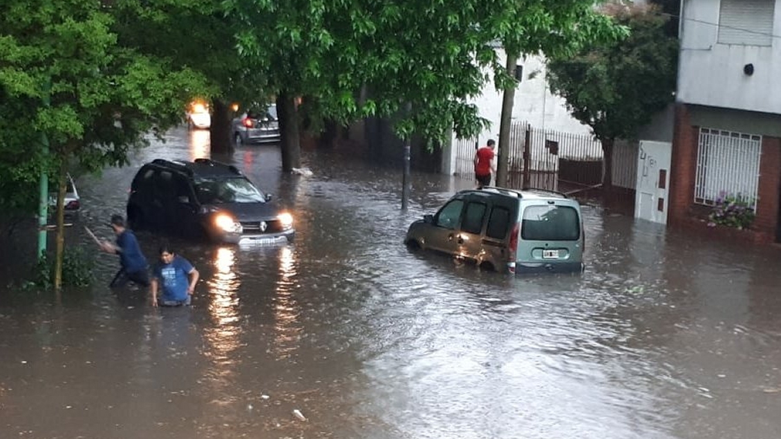 Incesante lluvia inunda las calles de Buenos Aires