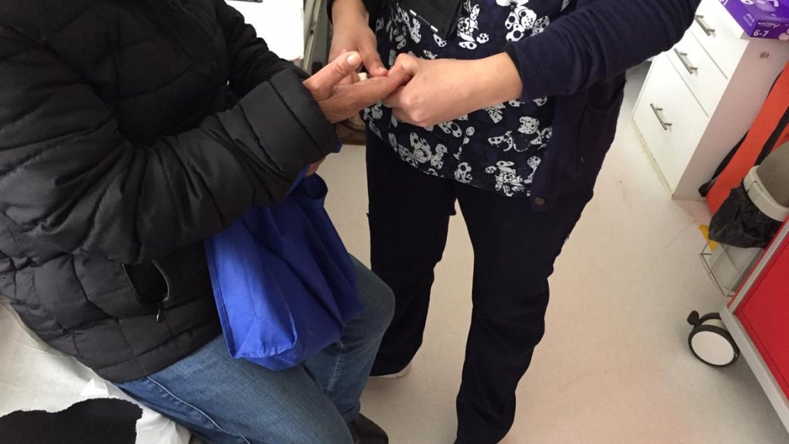 Hospital de Santa Cruz deja atrás las jeringas e implementa nuevo método para la extracción de sangre