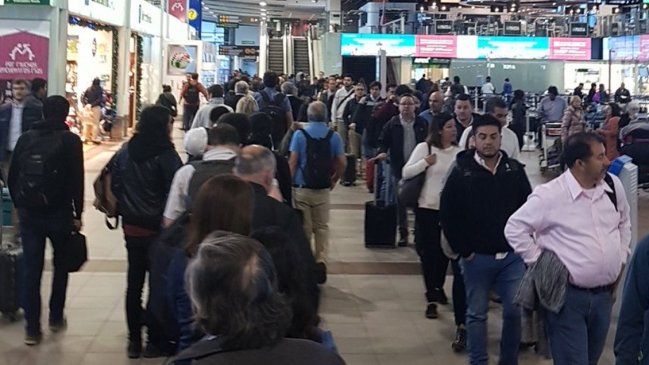 Aeropuerto de Santiago colapsó este lunes
