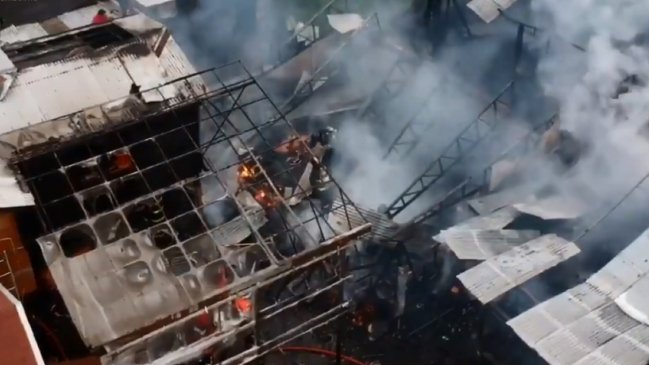 Incendio destruye tres inmuebles en el centro de Villarrica