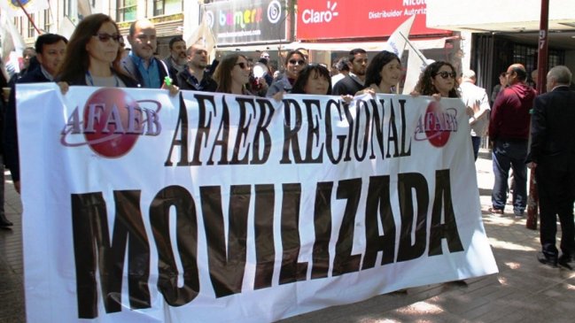 Funcionarios de la Junaeb RM protestan por 