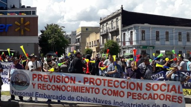 Ley de Pesca: Trabajadores protestaron en frontis del Congreso