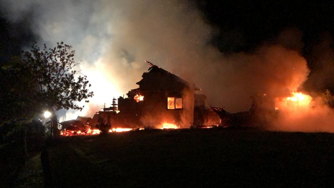 Casa y quincho de veraneo resultaron destruidas en un incendio en carretera Austral