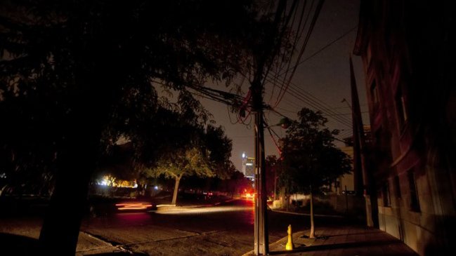 Corte de luz afecta a distintos sectores de Santiago