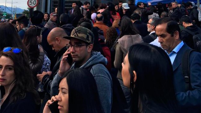 Línea 4 del Metro registra colapso tras demora en la salida de los trenes