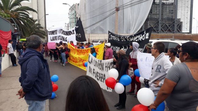 Vecinos exigieron soluciones habitacionales en manifestación frente al Serviu de Tarapacá