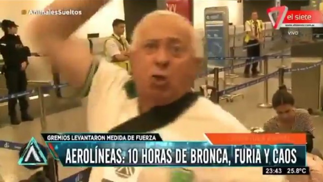 La furiosa reacción de un pasajero que se quedó sin vuelo y se volvió viral