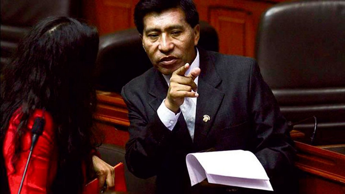 Perú: Comisión de Ética investigará a congresista denunciado por tocaciones en avión