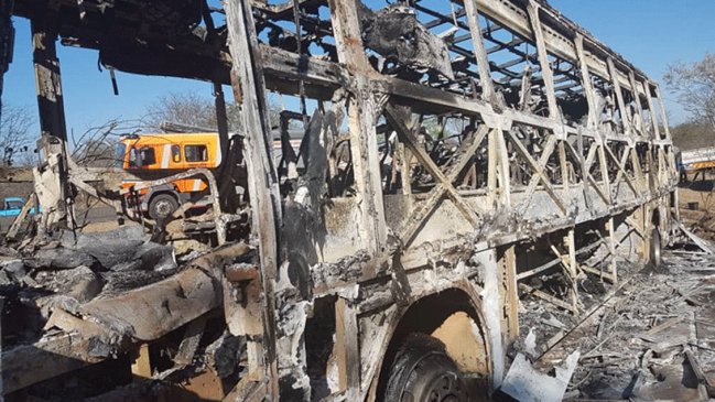  Al menos 42 muertos tras incendio de bus en Zimbabue  